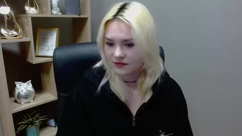 Snapshot of lilysweetxo chatting on 02/03/26, 08:52 Lily online show from 02/03/26, 08:52