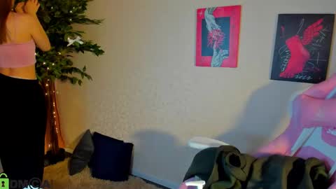 Snapshot of lina_reeds chatting on 12/17/25, 01:11 LINA online show from 12/17/25, 01:11