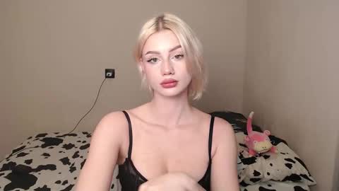 linacute52 online show from 11/30/25, 08:13