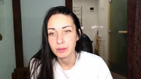 LinaLivee online show from 11/17/25, 07:52