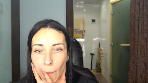 LinaLivee online show from 11/30/25, 06:12