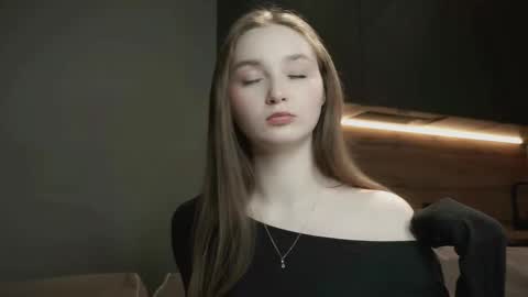 Lina online show from 11/28/25, 05:26