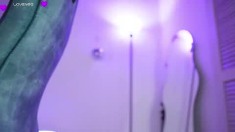 Lincy Rios  online show from 11/21/25, 05:11