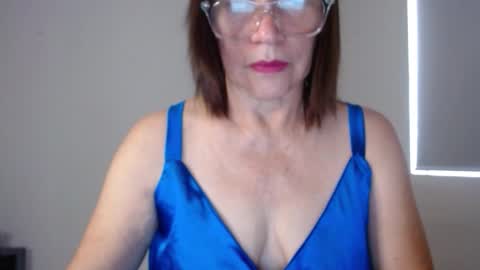 Snapshot of linda_hanna1977 chatting on 11/12/25, 02:06 Linda Hanna online show from 11/12/25, 02:06