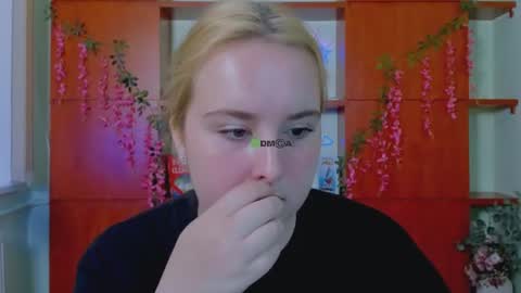 Snapshot of linda_lynx chatting on 07/17/26, 09:05 linda_lynx online show from 07/17/26, 09:05