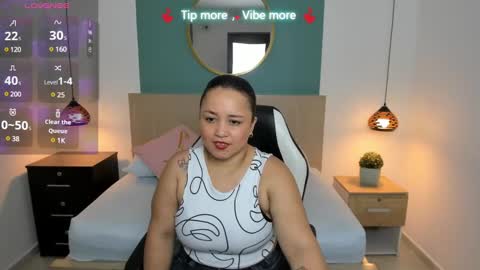 Snapshot of linda_rios_ chatting on 12/13/24, 08:04 L I N D A online show from 12/13/24, 08:04