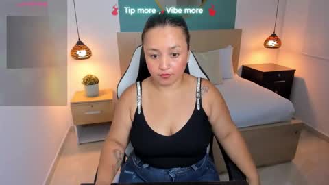 Snapshot of linda_rios_ chatting on 01/18/25, 07:04 L I N D A online show from 01/18/25, 07:04