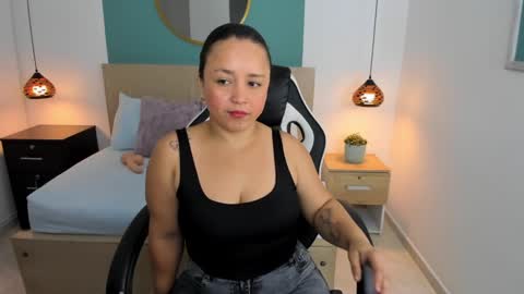 Snapshot of linda_rios_ chatting on 02/18/25, 07:09 L I N D A online show from 02/18/25, 07:09