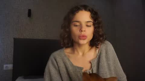 Snapshot of lindaaii chatting on 06/17/26, 01:23 Linda online show from 06/17/26, 01:23