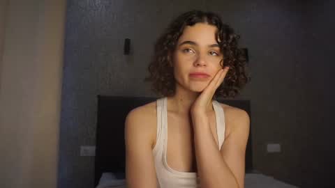 Snapshot of lindaaii chatting on 06/19/26, 01:37 Linda online show from 06/19/26, 01:37