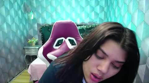 Snapshot of lindabreexlove chatting on 01/05/25, 06:02 online show from 01/05/25, 06:02