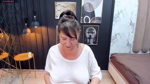 Snapshot of lindahottie chatting on 12/17/24, 09:17 Linda online show from 12/17/24, 09:17