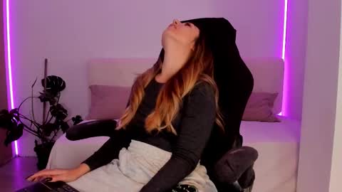 Snapshot of lindawhite_ chatting on 11/07/25, 05:13 Linda -- online show from 11/07/25, 05:13