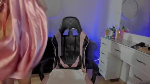 Snapshot of lindsay_khaleesi chatting on 02/02/25, 10:02 Lindsay online show from 02/02/25, 10:02