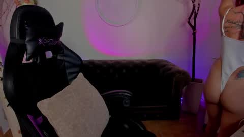 Snapshot of lindsay_khaleesi chatting on 09/08/25, 11:37 Lindsay online show from 09/08/25, 11:37