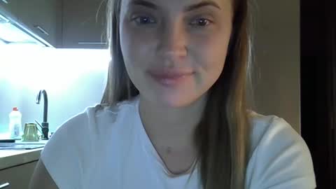 Snapshot of lindsisecret chatting on 10/27/25, 10:58 Anna online show from 10/27/25, 10:58