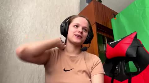 Snapshot of linettehnatow chatting on 03/03/26, 10:32 Eva online show from 03/03/26, 10:32