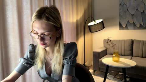 Snapshot of linneabercier chatting on 04/07/26, 09:32 Emma online show from 04/07/26, 09:32