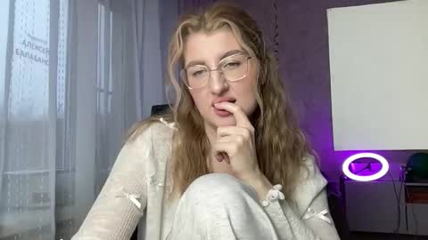 linoreya online show from 11/22/25, 10:25