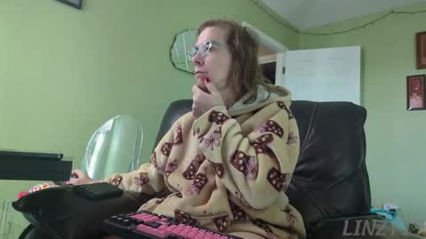 Snapshot of linzy19 chatting on 11/09/25, 04:27 Linzy19 online show from 11/09/25, 04:27