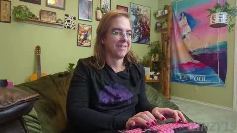 Snapshot of linzy19 chatting on 11/10/25, 05:28 Linzy19 online show from 11/10/25, 05:28