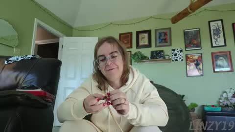 Snapshot of linzy19 chatting on 11/10/25, 05:34 Linzy19 online show from 11/10/25, 05:34