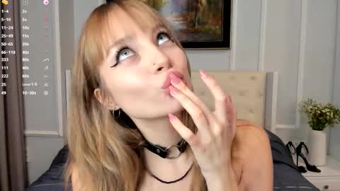 Lisa online show from 12/21/25, 01:07