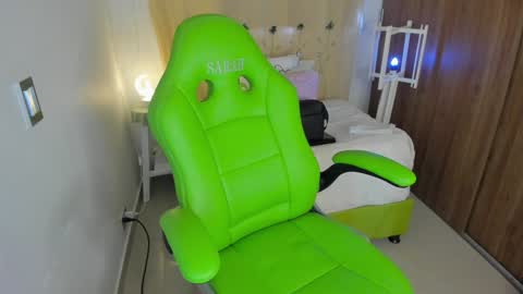 Snapshot of lisa_gerrard_ chatting on 01/19/25, 03:42 Lisa  online show from 01/19/25, 03:42