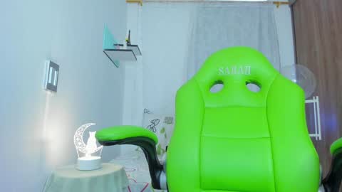 Snapshot of lisa_gerrard_ chatting on 02/05/25, 04:47 Lisa  online show from 02/05/25, 04:47