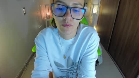 Snapshot of lisa_gerrard_ chatting on 10/13/25, 05:13 Lisa  online show from 10/13/25, 05:13