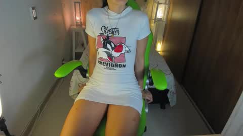 Snapshot of lisa_gerrard_ chatting on 10/17/25, 11:46 Lisa  online show from 10/17/25, 11:46