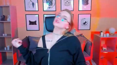 Lisa online show from 10/24/25, 06:32