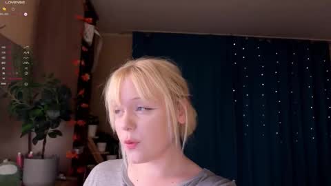 Snapshot of lisalaas chatting on 11/22/25, 09:03 -Lisa- Help me to reach 100 thumbs up3 online show from 11/22/25, 09:03