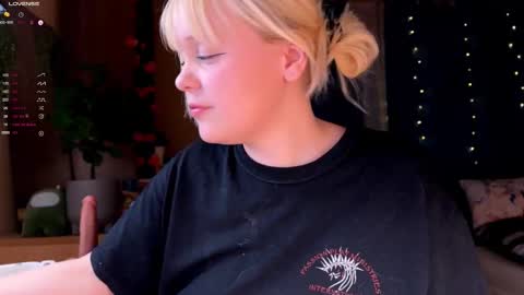 Snapshot of lisalaas chatting on 12/14/25, 02:55 -Lisa- Help me to reach 100 thumbs up3 online show from 12/14/25, 02:55