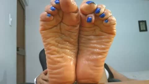 Snapshot of lissafeethot chatting on 12/17/25, 12:49 Lissafeethot online show from 12/17/25, 12:49