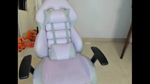 Snapshot of litlle_danni chatting on 12/23/24, 01:40 Danni online show from 12/23/24, 01:40