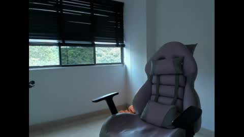 Snapshot of litlle_danni chatting on 02/26/25, 09:48 Danni online show from 02/26/25, 09:48