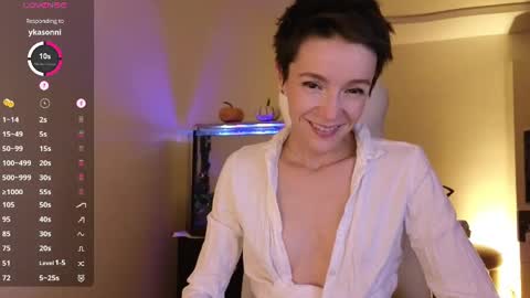Snapshot of litllle_alis_a chatting on 10/06/25, 08:17 Alisa online show from 10/06/25, 08:17