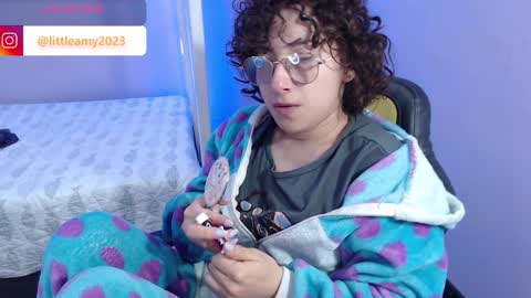 Snapshot of little__amy_ chatting on 01/22/25, 09:02 AMY online show from 01/22/25, 09:02