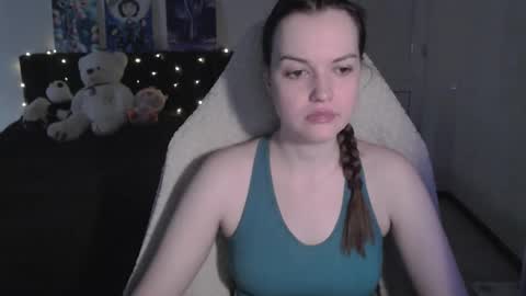 Snapshot of little__flowers chatting on 12/19/25, 08:21 little__flowers online show from 12/19/25, 08:21