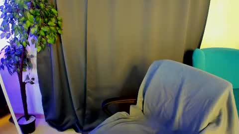 Snapshot of little__isabel chatting on 06/14/26, 01:36 Isabel online show from 06/14/26, 01:36