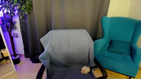 Snapshot of little__isabel chatting on 07/10/26, 01:32 Isabel online show from 07/10/26, 01:32