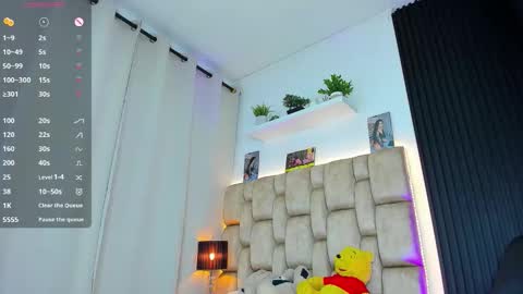 Sophie ---- connected from 1400 to 2100 Colombia time online show from 11/24/25, 08:41