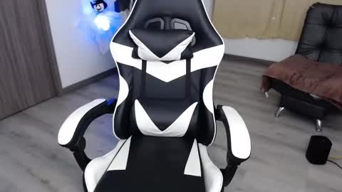 Amelie  online show from 10/25/25, 12:18