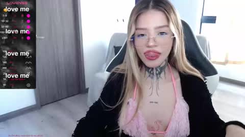 Amelie  online show from 11/29/25, 07:17