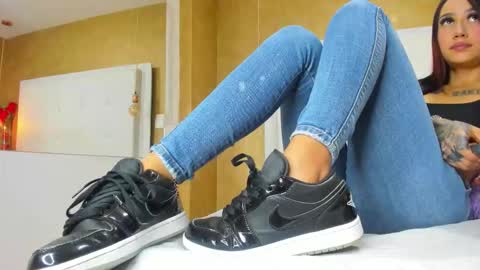 Snapshot of little_jenni chatting on 09/22/25, 01:35 online show from 09/22/25, 01:35