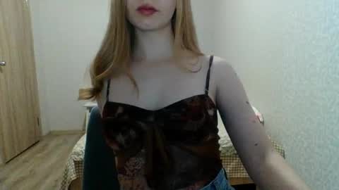 Snapshot of little_mariaa chatting on 09/15/25, 05:02 Maria online show from 09/15/25, 05:02