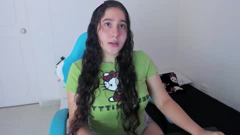 Snapshot of little_sparkles_0f_l0v3 chatting on 12/16/25, 06:46 Laire online show from 12/16/25, 06:46