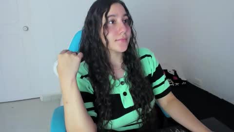 Snapshot of little_sparkles_0f_l0v3 chatting on 12/17/25, 10:05 Laire online show from 12/17/25, 10:05