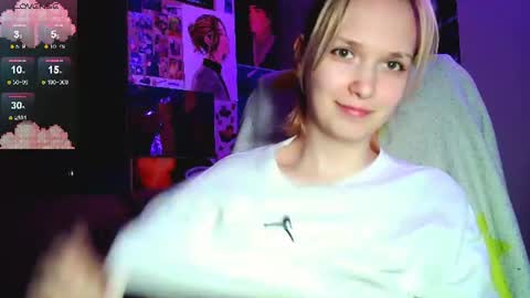 Snapshot of little_sugar_queen chatting on 07/13/26, 06:33 Akin online show from 07/13/26, 06:33